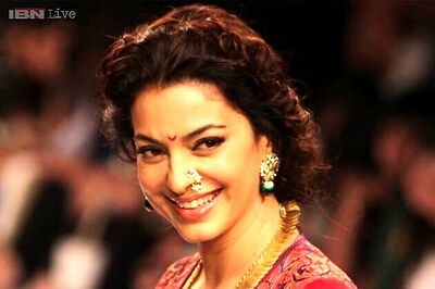 Stunning! Juhi Chawla charms all in a Marathi look at LFW