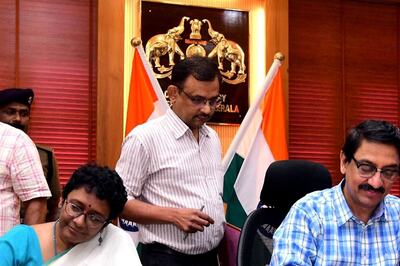 Kerala Chief Secretary Passes On Role to His Wife in Historic Ceremony, Shashi Tharoor Shares Video