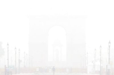 Delhi-NCR Wakes Up To Dense Fog as Temperature Drops, Low Visibility on NH24; Several Trains Delayed