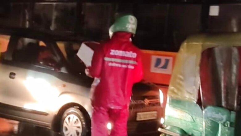 Drenched In Rain, Zomato Delivery Agent Tries To Spot Customers Amid Heavy Traffic. Internet Worried