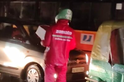 Drenched In Rain, Zomato Delivery Agent Tries To Spot Customers Amid Heavy Traffic. Internet Worried